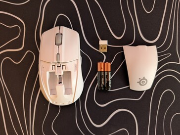 Kabuk, pil yuvalarını ve 2,4 GHz dongle yuvasını ortaya çıkarmak için kayarak açılır.