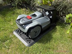 Şarj istasyonundaki TerraMow Mini 500