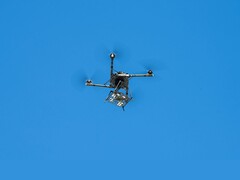 Özel yapım simüle edilmiş İnsansız Uçak Sistemleri ortam yükü taşıyan bir Alta X drone (Resim kaynağı: NASA/Brandon Torres Navarette; düzenlenmiştir)