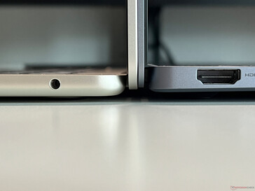 MacBook Air 15 (solda) vs. Galaxy Book4 Pro (sağda)
