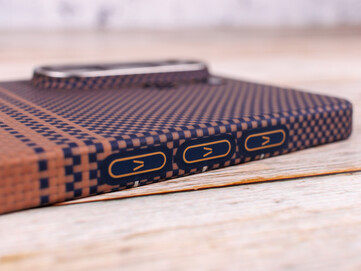 Aaron Buttons Galaxy S26 Ultra için bir koruyucu kılıf üzerinde