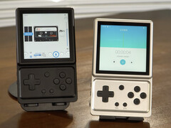 Aurora Silver ve Polar Black kaplamalarıyla Anbernic RG Rotate, soldan sağa.