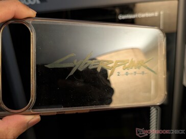 Şeffaf TPU telefon kılıfı üzerinde Cyberpunk 2077 logosu.