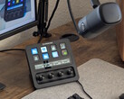 Wave DX'e bağlı Stream Deck+, arka planda bir PC monitörü ile