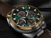 Citizen Promaster Tsuno Chrono Racer modelinin, kendine özgü boğa başı kasasını, altın rengi çerçevesini ve üstte yer alan kronograf düğmelerini vurgulayan açılı görünümü.