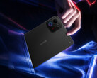 Win Tablet, 8,4 inçlik bir ekrana sahip. Görselde: cihazın kompakt tasarımını sergileyen bir tanıtım fotoğrafı.