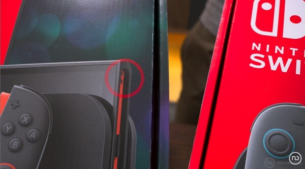 Yeni sürümün kutusundaki Switch 2 görüntüsünde, sağ rayda gözle görülür bir vida bulunmaktadır.