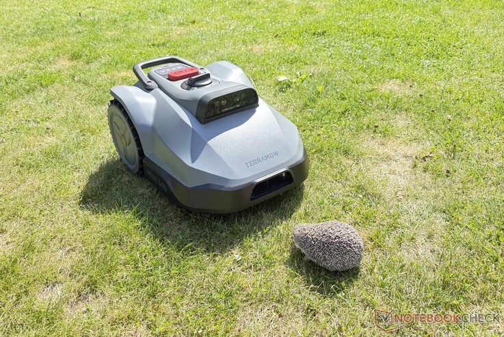 Testler sırasında TerraMow Mini 500, sahte kirpi modelimizi ve diğer engelleri güvenilir bir şekilde algıladı.