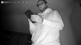 Gece modu ışıksız çalışıyor, ne yazık ki sadece siyah beyaz.