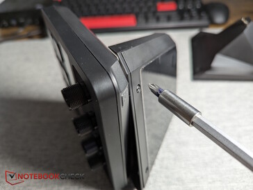 İki vidayı sökün