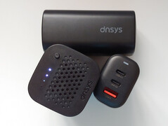 Piller ve şarj cihazı. (Resim kaynağı: Notebookcheck)