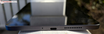 sağ: mikrofon, USB-C 2.0, hoparlör
