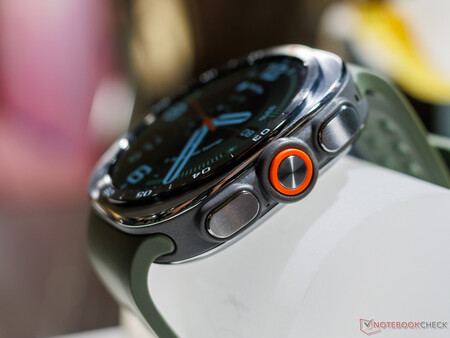 Samsung Galaxy Watch Ultra 2'nin yandan görünümü (resimde)