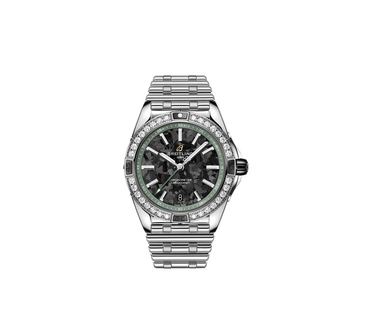 Breitling Super Chronomat Automatic 38, 38 mm paslanmaz çelik kasa, karbon fiber kadran, pırlanta taşlarla bezeli bezel ve Aston Martin Valhalla'dan ilham alan yeşil detaylara sahiptir.