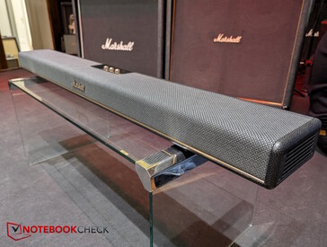 Heston 120 tüm ihtişamıyla, Marshall amfilerinin fonunda