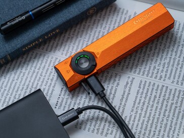Olight ArkPro Ultra, USB-C bağlantı noktası üzerinden şarj edilebilir.
