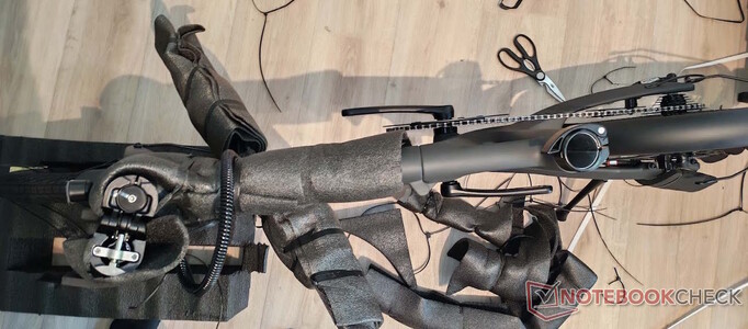 Gidon, sele ve pedalların montajı hâlâ yapılmalıdır