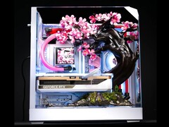 Cherry Bloom özel yapım bilgisayarı, ısıya duyarlı titanyum alaşımlı yapraklara sahiptir.