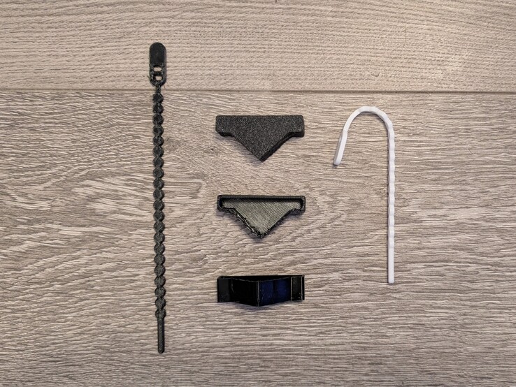 Siyah ve beyaz TPU fermuarlar (Extrutim on Printables tarafından) ve siyah TPU montaj sistemi için özel köşeler.