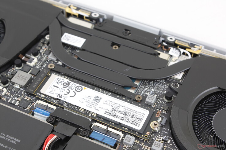 Model, özel bir ısı dağıtıcı veya soğutma olmadan yalnızca tek bir M.2 SSD'yi destekler