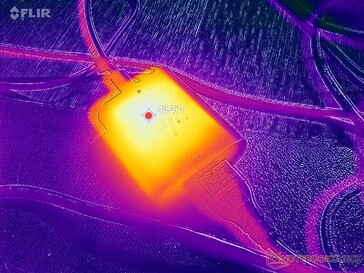 AC adaptörü zorlu yükleri çalıştırırken 43 C'nin üzerine ulaşır