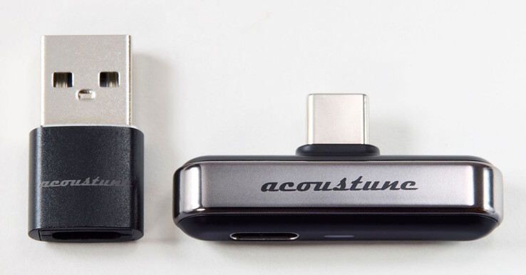 Acoustune ATX001 Bluetooth verici ile birlikte bir USB-C - USB-A adaptörü gelmektedir.