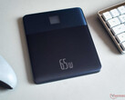 Baseus Blade 2 Powerbank, metal çerçeveli düz bir kasaya sahiptir. (Resim: Notebookcheck)