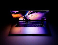 MacBook Pro'nun yakında tandem OLED ekranla donatılması bekleniyor. (Resim kaynağı: Daniel Korpai)