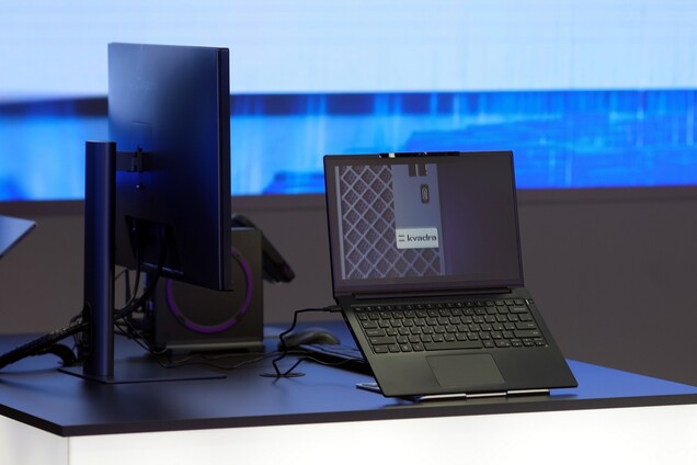 Kvadra NAU LP14 ultrabook, bağlantı istasyonu ve harici monitörle birlikte gösterilmiştir.
