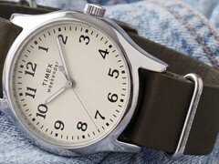Gümüş rengi kasalı, krem rengi kadranlı ve koyu yeşil deri kayışlı Timex Weekender New England TW2Y86500.