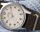 Gümüş rengi kasalı, krem rengi kadranlı ve koyu yeşil deri kayışlı Timex Weekender New England TW2Y86500.