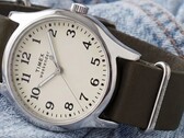 Gümüş rengi kasalı, krem rengi kadranlı ve koyu yeşil deri kayışlı Timex Weekender New England TW2Y86500.