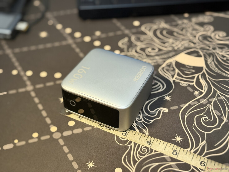 5 bağlantı noktalı Ugreen Nexode Pro 160W’nin diğer taraftan görülen genişliği