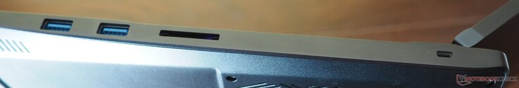 Sağ taraf: 2x USB-A 3.2 Gen1, kart okuyucu, Kensington kilidi