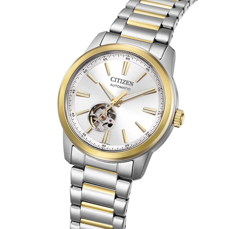Citizen NH9150-52A modelinin açılı bir görüntüsü, cilalı çerçevesini, kesme işlemeli endekslerini ve açık kalp penceresi tasarımını ön plana çıkarmaktadır.