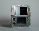 Özel şeffaf istiridye kabuğuna sahip bir Nintendo 3DS