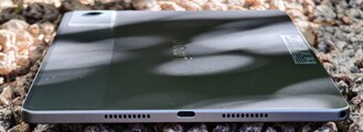 Kasanın sağ tarafı (hoparlör, USB bağlantı noktası, hoparlör, ses bağlantı noktası)