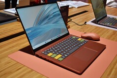 Özel renkli tuş kapaklarına sahip Radiant Coral rengindeki Lenovo IdeaPad Vibe 14.