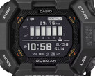 Engebeli bir dağ manzarası önünde kırmızı ve beyaz dijital ekranlı Casio G-Shock Mudman GDG-B100 saat.