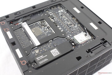 Diğer taraftaki panel çıkarıldığında ikincil M.2 SSD yuvası ve WLAN modülü ortaya çıkar