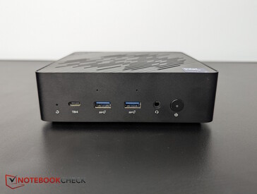 Ön taraf: Sıfırlama, TB4, 2x USB-A 3.2 Gen 2, kulaklık girişi, güç düğmesi