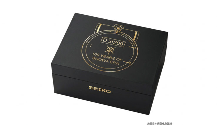 Seiko D51 kronograf, altın rengi lokomotif esintili çizimlerle süslenmiş siyah bir sunum kutusunda gelir.