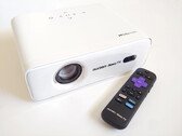Aurzen Eazze D1R Roku projektör ve uzaktan kumanda.