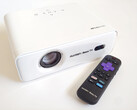 Aurzen Eazze D1R Roku projektör ve uzaktan kumanda.