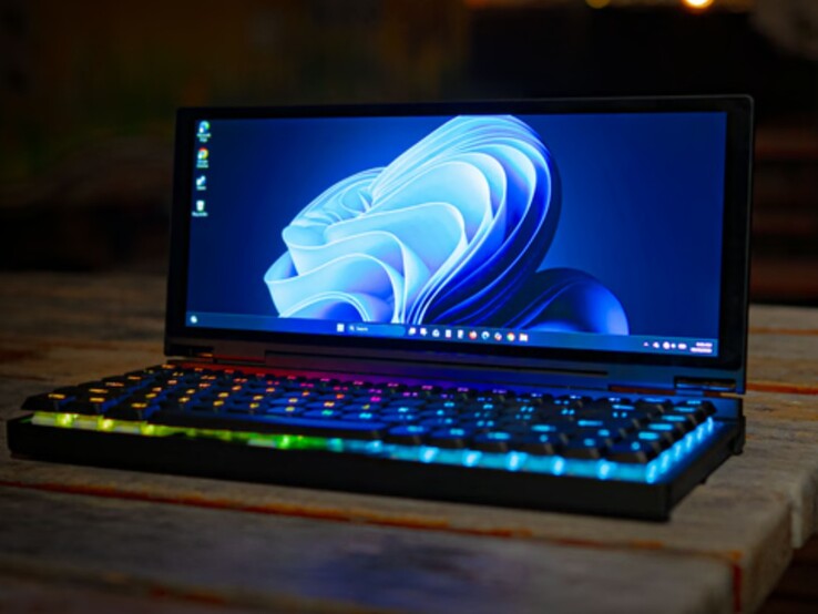 Keebmon ile tanışın: mekanik bir klavye, ultra geniş dokunmatik ekran ve tam bir bilgisayarı süper taşınabilir bir form faktöründe birleştiren hepsi bir arada cihaz.