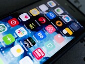 Birçok uygulama simgesinin bulunduğu bir akıllı telefon ekranının yakın çekimi