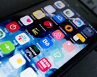 Birçok uygulama simgesinin bulunduğu bir akıllı telefon ekranının yakın çekimi