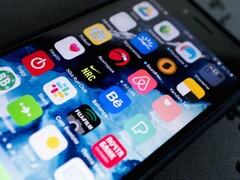 Birçok uygulama simgesinin bulunduğu bir akıllı telefon ekranının yakın çekimi