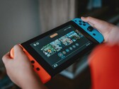 Kullanım halindeki Nintendo Switch konsolunun bir resmi
