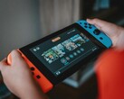 Kullanım halindeki Nintendo Switch konsolunun bir resmi